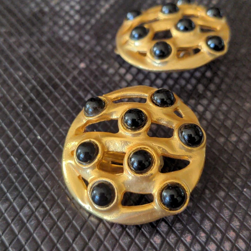 🌞🌞VINTAGE CLIP ON EARRINGS  gold tone and black - Picture 5 of 5